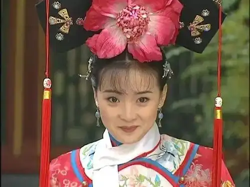 还珠格格中晴格格扮演者王艳的富豪丈夫,被限制高消费曾被曝家住亿元豪宅,在家可俯瞰故宫
