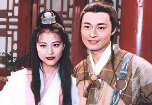 周海媚墓地首曝光墓碑精致刻有周芷若画像,墓前花团锦簇引泪目
