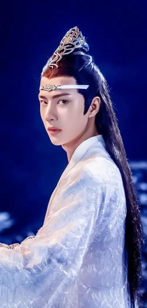 王一博首挑警察角色,警服加身英气十足,表情严肃敬礼剧照太难见
