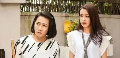54岁不婚不育,她凭伪装者逆袭人生,母亲成她最强后盾
