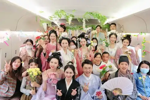 坐火车,竟然遇到十二花神
