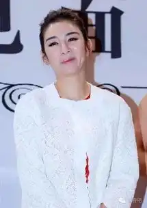 黄奕现身微商博览会,脸部浮肿似充气娃娃