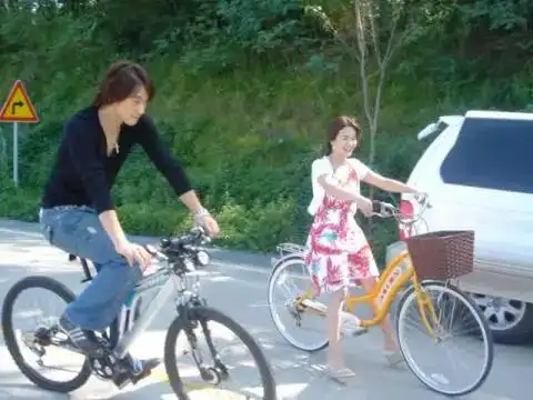 这已经是13年前了啊宋慧乔分享浪漫满屋韩智恩的可爱剧照
