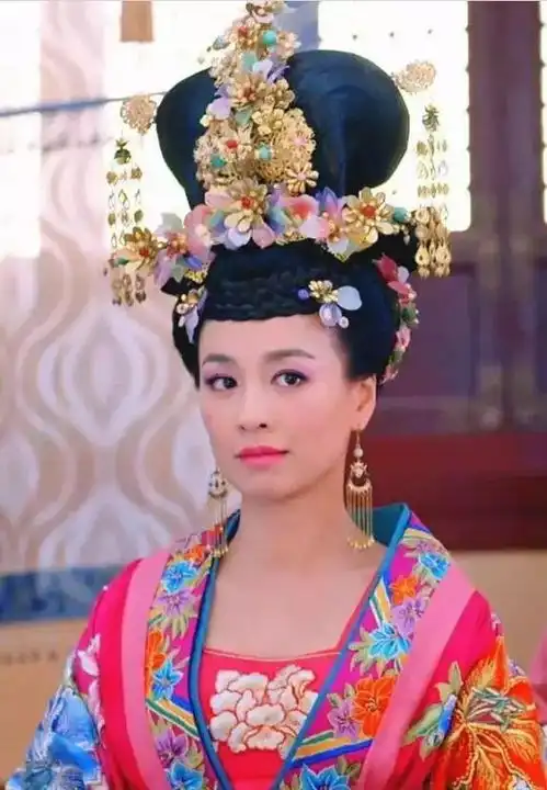 张庭夫妇纳税21亿,豪宅曝光,房里全是鞋还带空中花园,对面的黄圣依表情亮了徐峥
