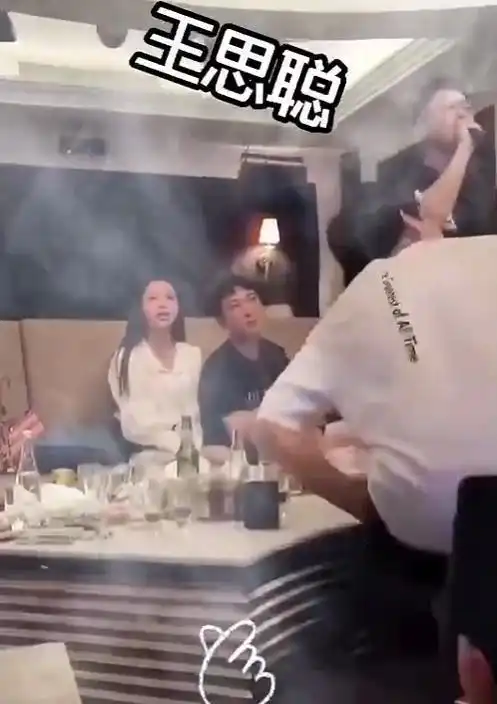 王思聪万圣节蹦迪扮哈利波特5名长腿美女相伴,从秘密通道离开