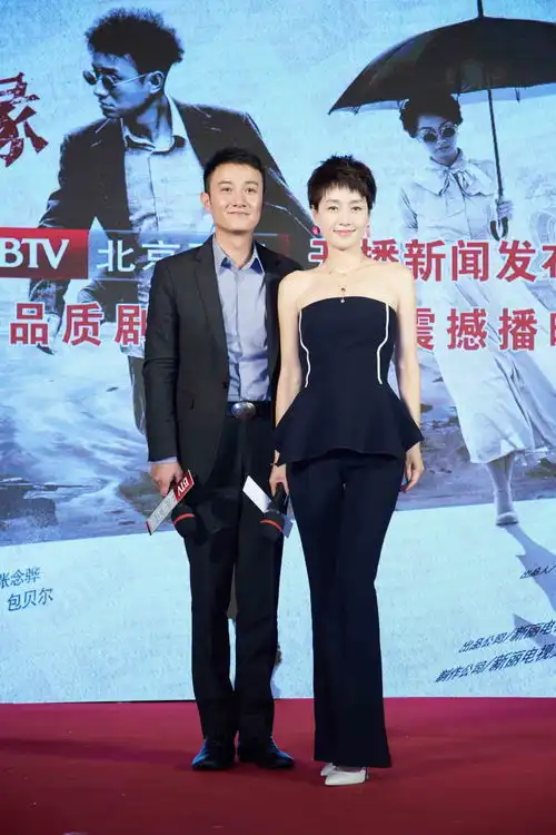 马伊琍出席新片发布会抹胸套装香肩迷人
