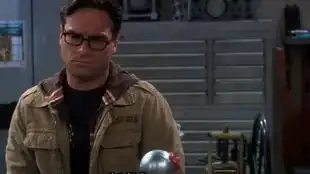 生活大爆炸howard制造的机械臂上一桌菜只用了28分钟