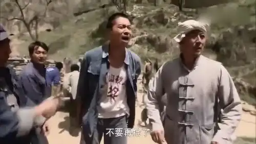 平凡的世界农民抢东西眼红,小伙回来一声枪响镇住场子