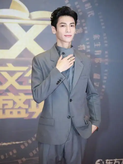 31岁罗云熙新剧造型,大玩西装叠搭羽绒服,藏不住的贵公子气质
