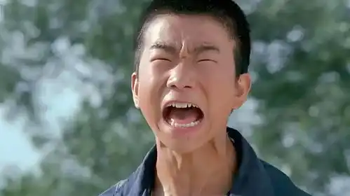 背起爸爸上学父亲为了给儿子凑学费,竟将女儿嫁给隔壁村的傻子