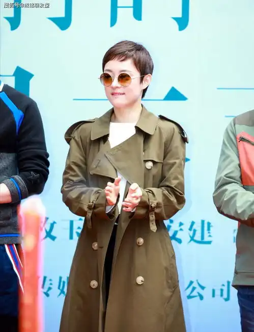 孙俪穿衣很个性圆领毛衣配短裤像是两个季节,短发也有女神范儿