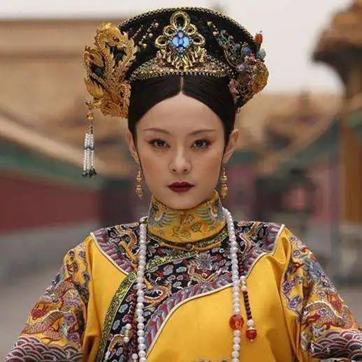 甄嬛传中甄嬛刚入宫选秀,为什么抬头时,皇太后一惊还放猫试探,到底是怎么回事呢
