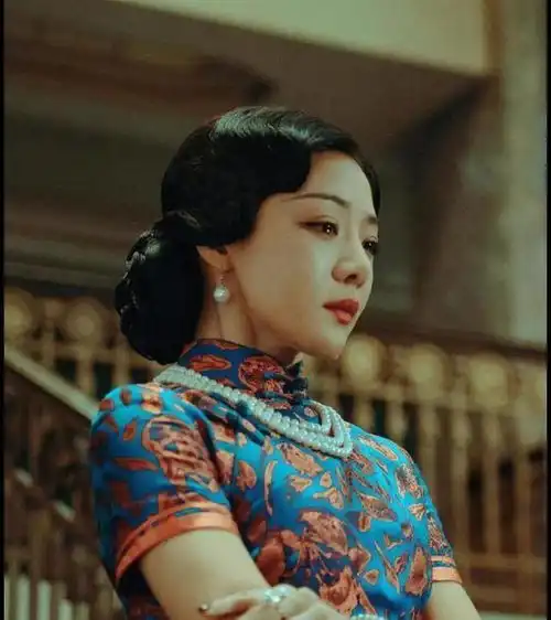 评扬名立万一锅油腻的怪味乱炖
