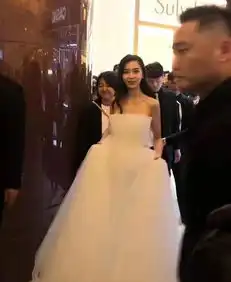 杨颖穿白色抹胸长裙出席活动,拍写真清纯可人,颜值耐看生图抗打