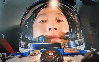 星际穿越,去看中国航天员的太空自拍
