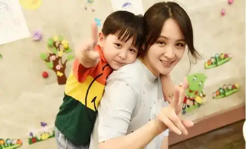 母亲和儿子的亲密举动,受到网友关注,大家直呼辣眼睛