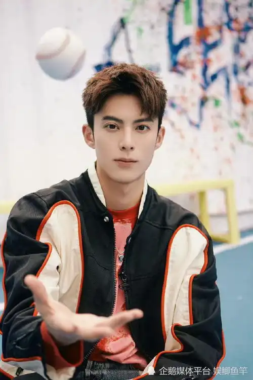 王鹤棣出道5周年,棒球服造型大片神似陈冠希,秋日男友感满分