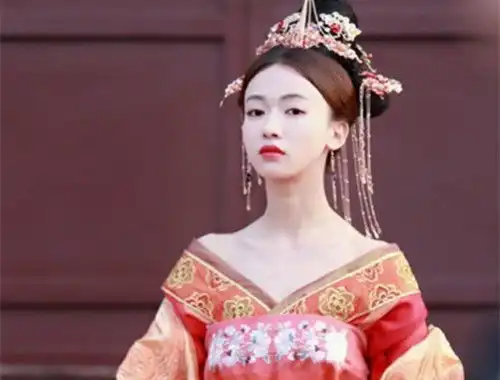 本以为吴谨言的妲己够美了,当她穿上唐装后,网友这是杨贵妃