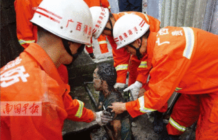 男子躲进下水道消防员凿洞救人