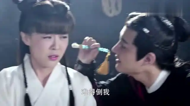 医馆笑传匆匆忙忙赶去解救朋友,没想到竟在小摊当吃瓜群众