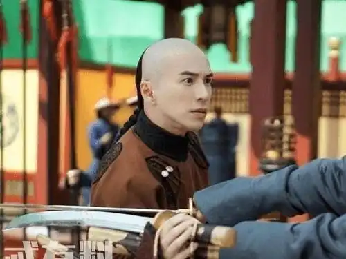 侍卫杀虎救了乾隆,乾隆问他要啥赏赐,侍卫令妃身边那个胖宫女
