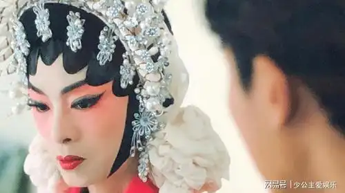 与尹志强相恋26年,成龙对她一见钟情,如今65岁仍旧单身
