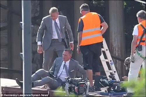 天幕坠落再曝片场照两个007真假难辨
