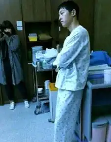 网曝太阳的后裔大结局剧照宋仲基中枪死里逃生
