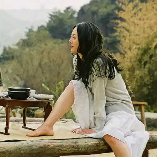 她是天桥风云的朴秀儿,50岁站稳韩圈,竹马张东健默默家中蹲