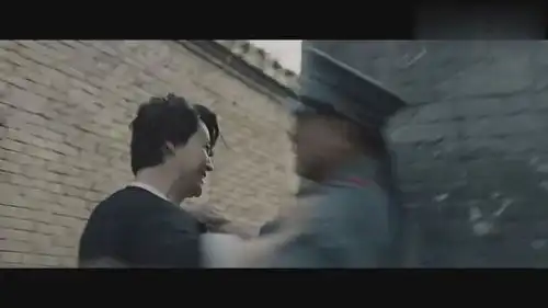 小伙腿法大成,居然连子弹都能踢飞,10多杆枪齐射都拿他没办法