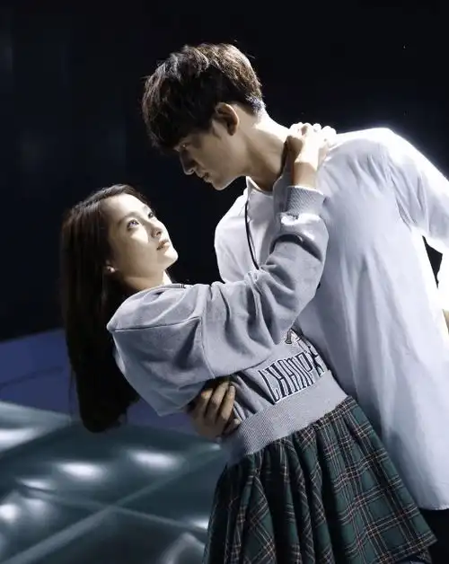 关晓彤回应新剧表演争议,但当被问及与鹿晗约会时,她却一笑而过
