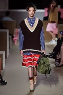 还在纠结春夏穿什么快来接收prada送来的2020春日穿搭指南