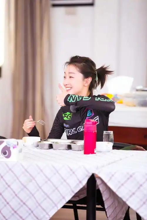 组图周冬雨扎高马尾穿迷彩服造型利落帅气
