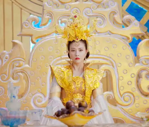 周海媚饰演天后的4个造型,第一个雍容华贵,最后一个笑出猪叫声
