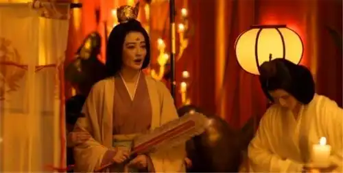 李白为什么会用云想衣裳花想容来形容杨玉环