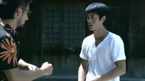 李小龙初为人师,教导徒弟咏春精髓,理论结合实际
