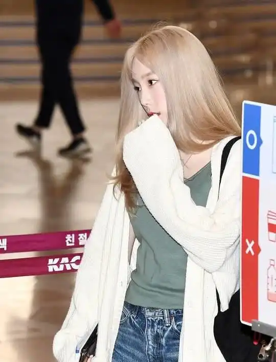 这皮肤绝了少女时代金泰妍机场照被赞白雪公主金发尤物
