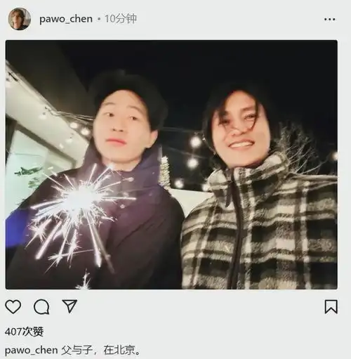81岁于海身盖党旗下葬,双胞胎儿子跪送,一个演员牌面这么大
