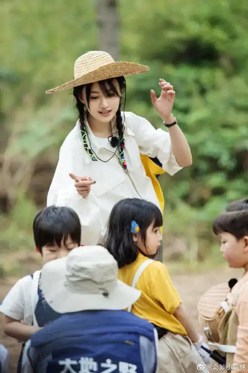 郑爽梳双马尾活力俏皮头戴草帽接地气
