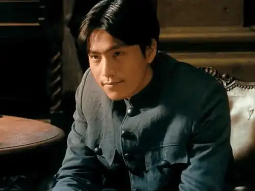 让子弹飞张麻子扳倒黄四郎,却输给幕后黑手,最终麻匪队伍解散
