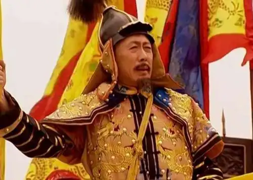 侍卫不用像太监那样净身,宫中女子那么多,皇上不怕戴绿帽
