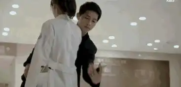 中国翻拍太阳的后裔请问把亮剑放在哪里
