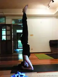 明星微博晒爱好大s当瑜伽大王郑裕玲爱粘水晶