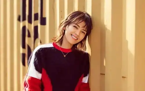 马思纯利落短发,时髦穿搭就是你的初秋选衣范本