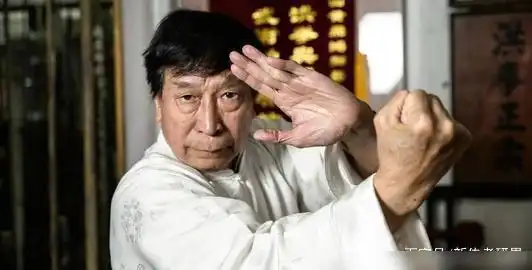 他玩过功夫,扮演娘娘腔的形象,原来他是现实中真正的上帝
