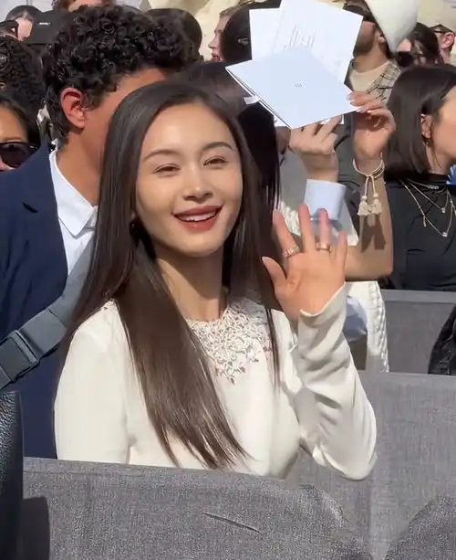 巴黎时装周第一波热巴不真实,周冬雨难评,娜扎张婧仪扛住了镜头
