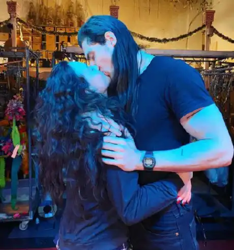 破产姐妹max订婚,让无数粉丝大呼失恋
