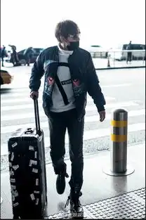 陈翔穿夹克现身机场冬季look潮范儿十足