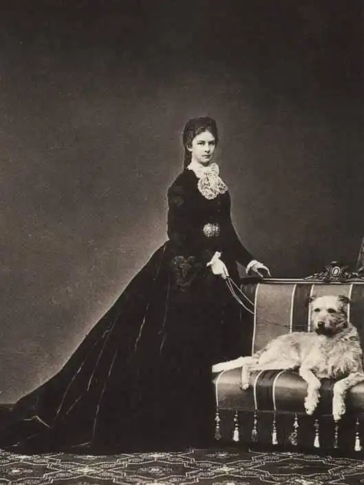 茜茜公主颜值高家世好,但婚姻不幸,孩子早逝,命运悲惨
