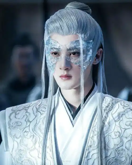 长相思剧组很用心了,相柳的头套是在5款白发里选的